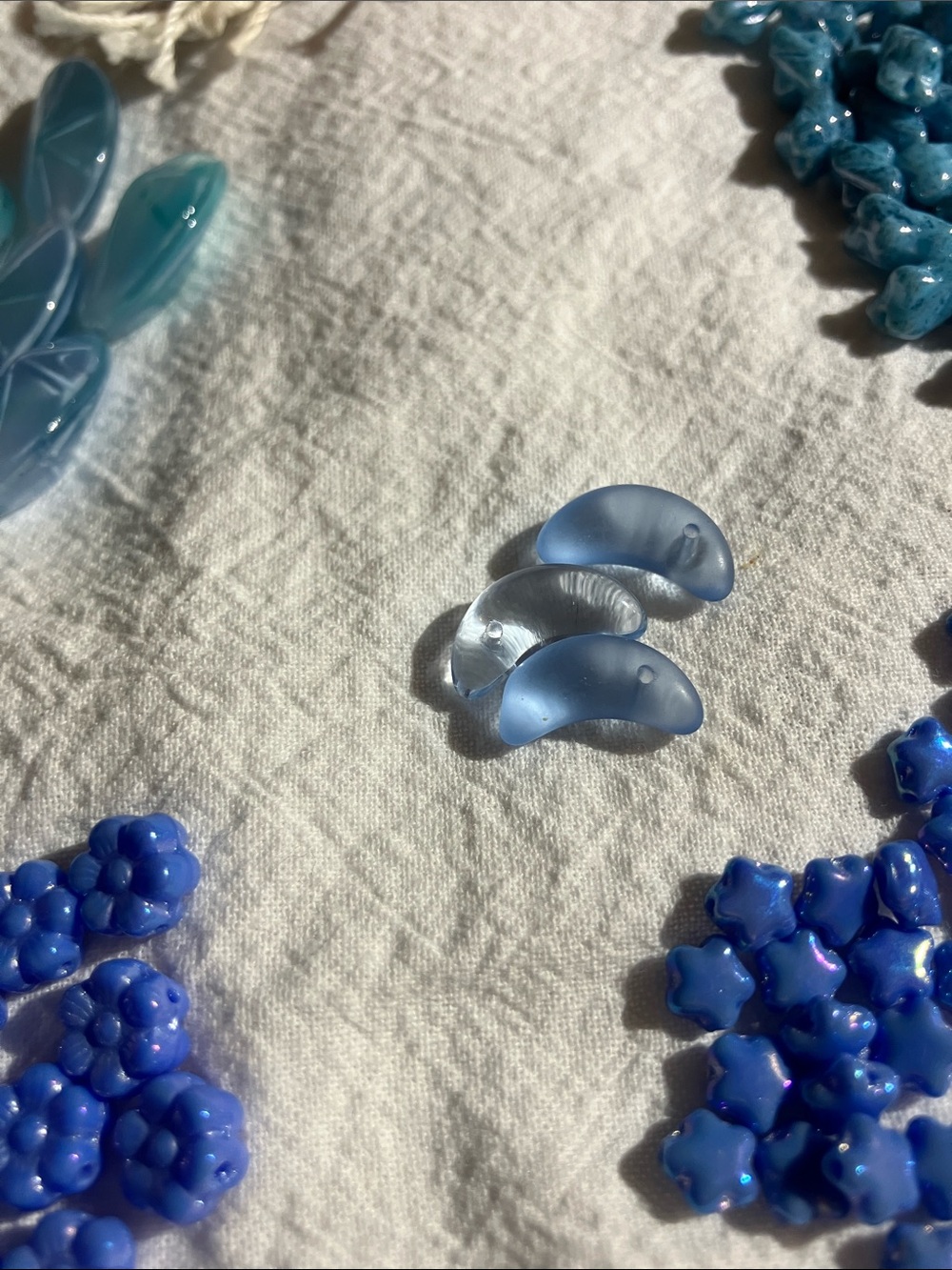 Assorted Blue Glass and Resin Bead Lot - Picture 9 of 12
